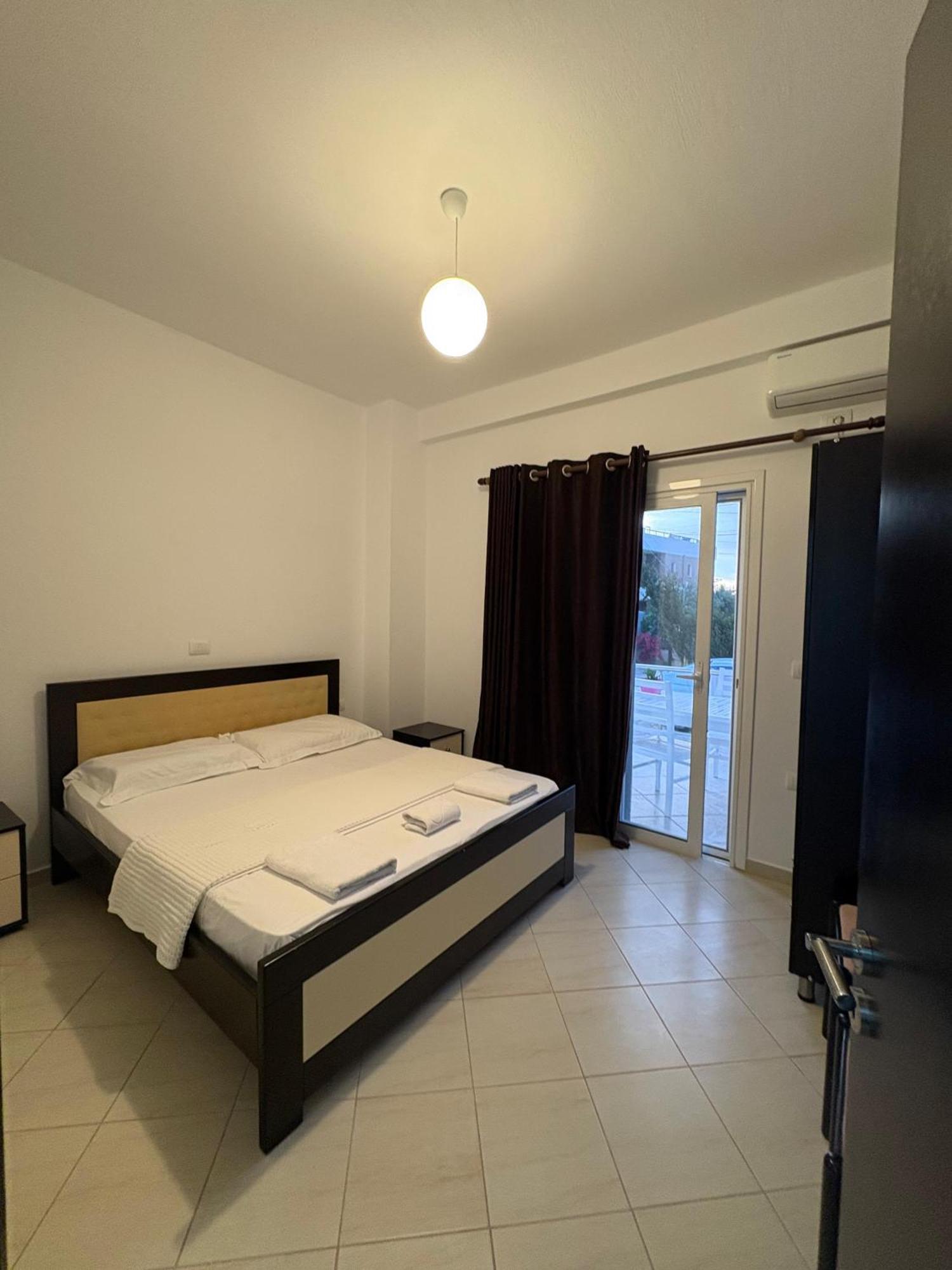 Xhonis Apartments Ксамил Екстериор снимка