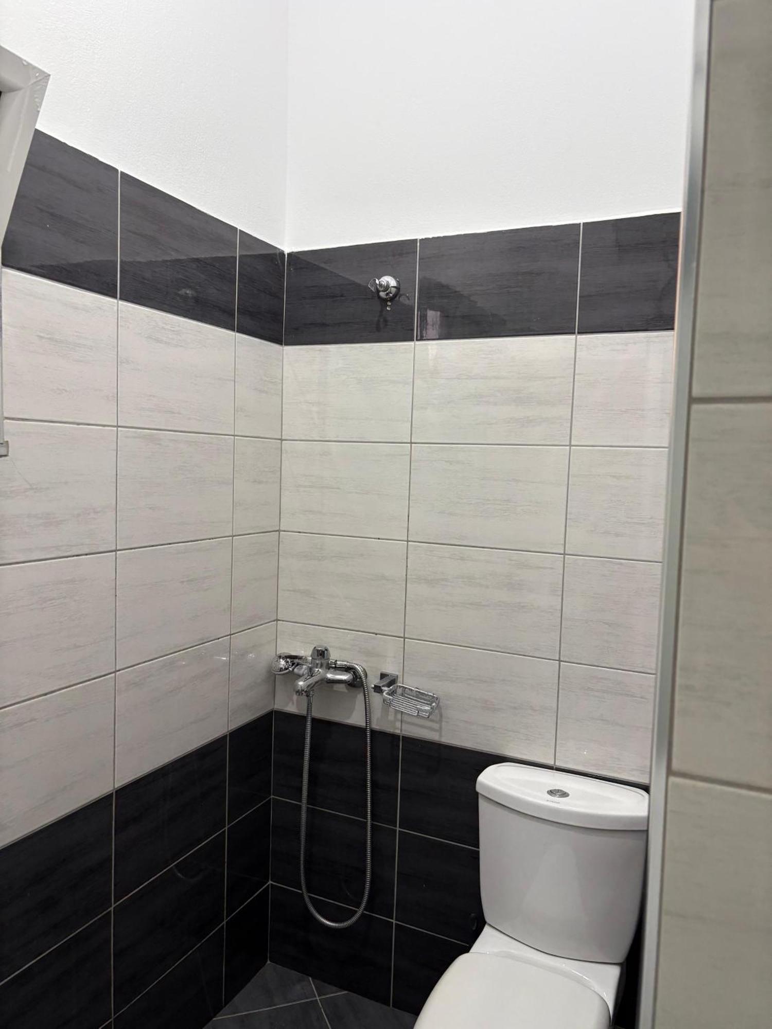 Xhonis Apartments Ксамил Екстериор снимка